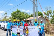 PLN menguji jaringan listrik 11 Km di desa pelosok Sumba Timur