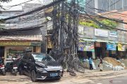Pemkot tata kabel semrawut di Jalan Kuningan Barat Raya pada Oktober