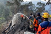 Angin kencang hambat operasi water bombing di Gunung Bromo