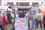 Bupati Solok Terima Bantuan Sembako dari Nagari Sungai Nanam untuk Korban Galodo Arosuka