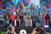 Memandang kehidupan terlalu serius dan menjerat korupsi