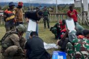 Personel TNI-Polri bantu pasang panel surya di Kalomdol Pegubin
