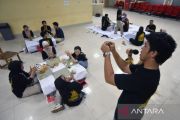 Praktik pembuatan karya dari tanah liat
