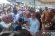 Menko Zulkifli Hasan salurkan bantuan pangan untuk warga Kendari