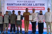 Pemkot Bogor menyerahkan 160 unit becak listrik bantuan dari Presiden Prabowo