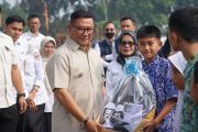 Pemkot Bukittinggi bagikan bantuan perlengkapan sekolah ribuan murid baru