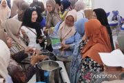 Pemkab Bekasi melatih ibu rumah tangga olah makanan bayi buka peluang usaha