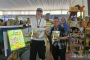 Festival Transmigrasi 2026, Bule Jerman nikmati sirup dan keripik nanas BPPMT Pekanbaru