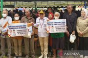 Salurkan bantuan di Pangkalan Banteng, Gubernur minta kades proaktif laporkan kondisi masyarakat