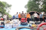 Gubernur Herman Deru beri bantuan peralatan penanggulangan karhutla di OKU Timur