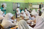 Edukasi pemilahan sampah, UMS ajak siswa MI Muhammadiyah Gedongan peduli lingkungan