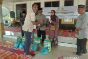Manajemen PKS Tapung salurkan Zakat ke masyarakat Desa Tandun dan Sungai Kuning