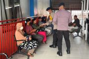 Cegah penularan penyakit, Brimob Kaltara bagikan masker di rumah sakit