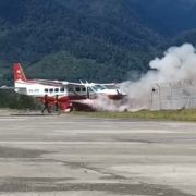 Pesawat Amole terbakar di Bandara Amingga Ilaga