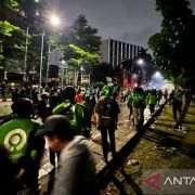 Massa masih bertahan, aksi di Brimob Kwitang berlanjut hingga malam
