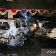 Sejumlah mobil di kantor Gubernur Jateng dibakar massa yang anarkis