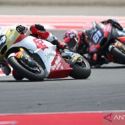 Ogil oshxonada onasini sikadi porno