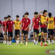 Kuchli qora tanli erkak gazab bilan uzun sochli kaltakni oz qoliga tortadi