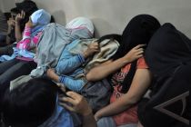 Мигрант жұмысшылар кезек-кезек құлды сиқырлайды Мигрант жұмысшылар кезек-кезек құлды сиқырлайды