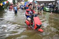 Menerjang banjir dengan motor listrik, amankah?