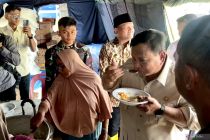 Prabowo inspects evacuees and emergency kitchen in Aceh