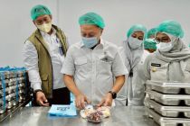 Indonesia's minister checks Ramadan free meal program in Sulawesi