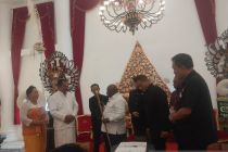 Menteri Pigai terima titipan tongkat Garuda Wisnu Kencana untuk Presiden Prabowo
