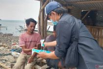 LKBN ANTARA bagikan masker ke warga terdampak abu Krakatau