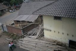 Hujan abu vulkanik letusan Gunung Semeru menguyur hingga Kabupaten Malang