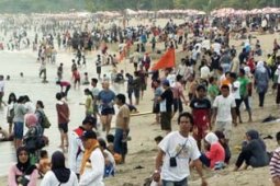PENGUNJUNG MEMBLUDAK