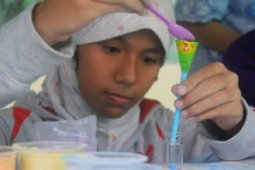 Melukis dalam Botol