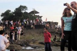 LIBURAN DI TANAH LOT