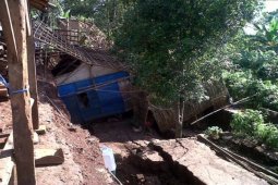 Belasan Bangunan di Cianjur Rusak Berat Akibat Puting Beliung
