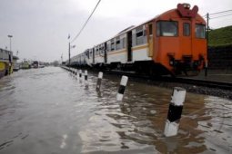 Rel terendam banjir, ini rekayasa operasi KRL