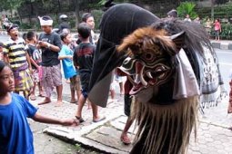 NGELAWANG