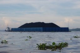 TONGKANG BATU BARA DI SUNGAI BARITO