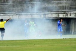 SEPAK BOLA DITEMBAK KEMBANG API