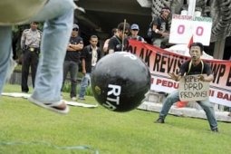 TUNTUT MORATORIUM PEMBANGUNAN