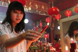 NYALAKAN LILIN IMLEK