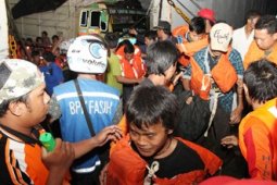 EVAKUASI PENUMPANG KAPAL
