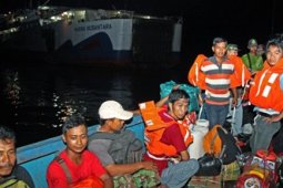 EVAKUASI PENUMPANG KAPAL MARINA