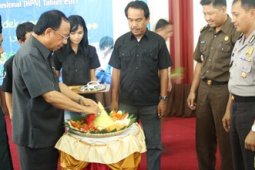 TUMPENG HUT PWI DAN HPN 2011