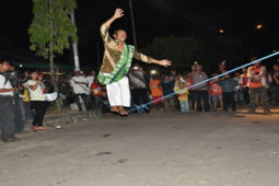 BERJALAN DIATAS SEUTAS TALI