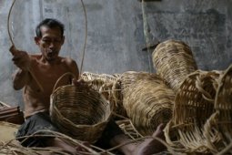 KETERBATASAN BAHAN BAKU