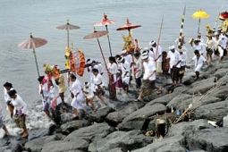 MELASTI JELANG NYEPI