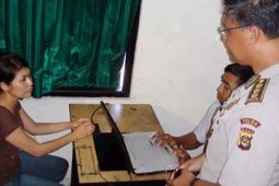 WANITA PENIPU DIPERIKSA
