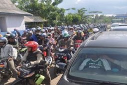 ANTREAN DI PELABUHAN PENYEBERANGAN BATULICIN