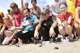 MENBUDPAR INSPEKSI PANTAI KUTA