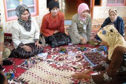 PELATIHAN ANYAMAN