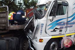 Sopir mendadak meninggal, truk tabrak pembatas jalan dan terperosok